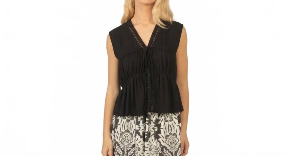 NEW SEE U SOON v-neck sleeveless blouse in black